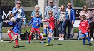 Mange var møtt opp for å se kampene under Kårstø Cup. Og Stegaberg - Førland ble en godbit i sola. Foto: Alf-Einar Kvalavåg
