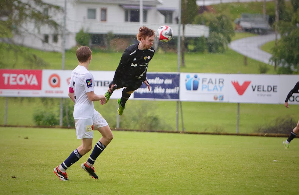 Det skal bli vanskelig å hoppe etter KVoia i Grinde. Haakon Kvia svever inn 1-0 og kampen punkterte for gjeste fra Karmøy. Foto: Alf-Einar Kvalavåg