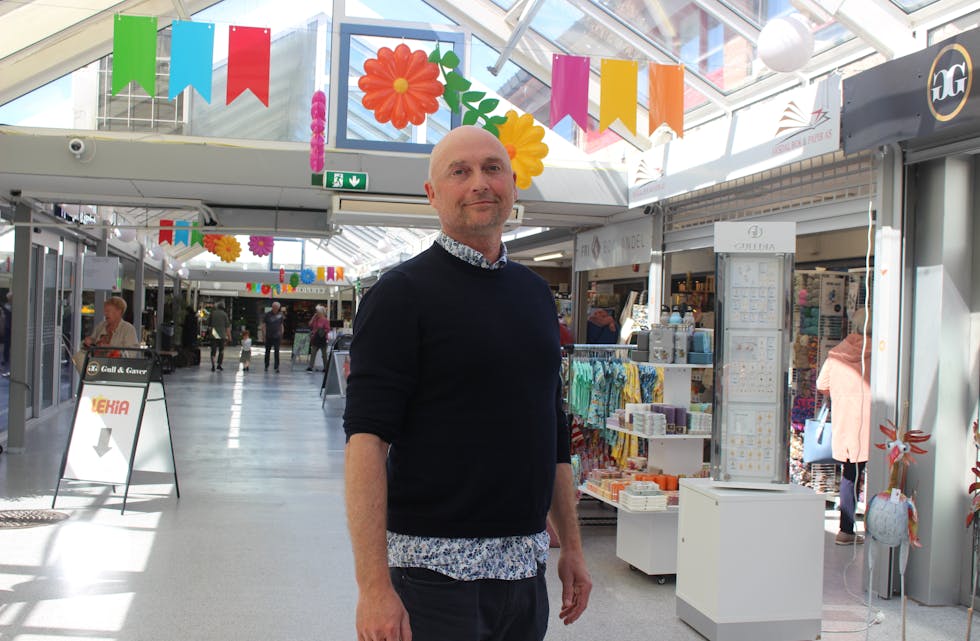 Truls Lea er rådgjevar for ei gruppe av åtte bedriftseigarar i Tysvær som føler seg urettvist skattelagt av kommunen. Aksdal senter (i bakgrunnen) er ein av klagarane. Saka går nå til retten – viss ikkje kommunen kjem dei i møte i eit forlik.
Foto: Marit Tvedt