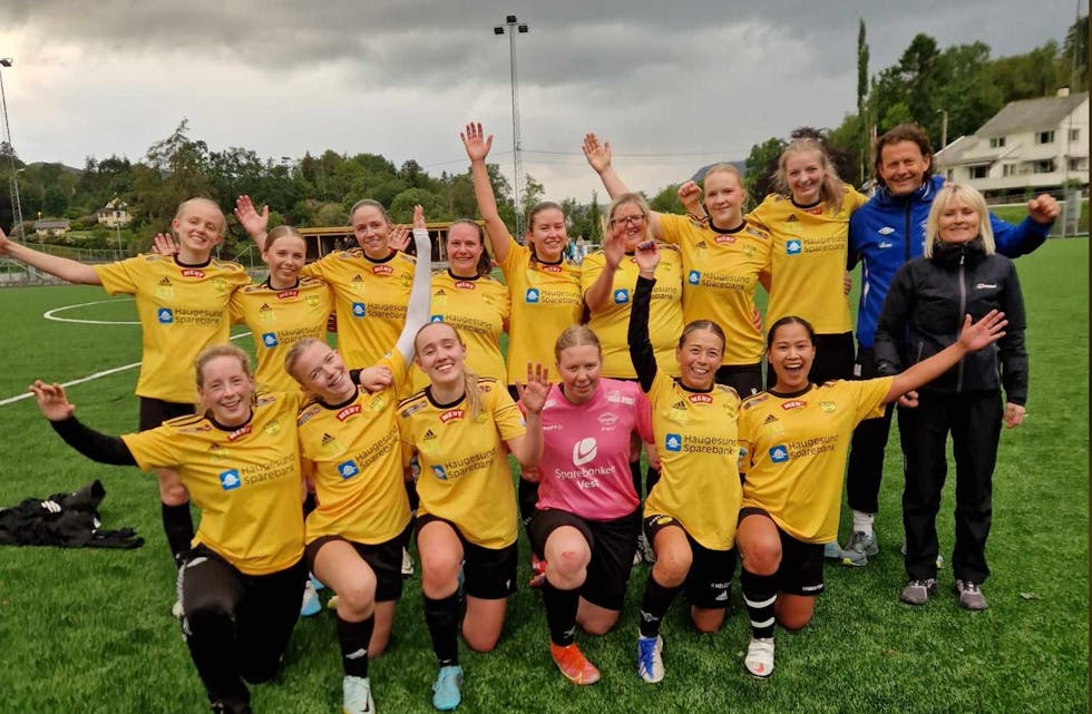 Bak fra venstre: Agnete Fagerland, Karen Hjelmervik, Frida Thy, Mia Alsaker, Emma Askeland, Marianne Grinde, Tirill Lilleskog, Ine Mari Nyborg, Olav Askeland.
Foran fra venstre: Marte Lie Opheim, Thea Askvig Bjørnsen, Mathilde Ørn Leswin, Victoria Fauske Søfteland, Ronja Borgenvik, Chelsea Denic Berdon og Anett Haraldseid.
Foto: Tonje Medhaug.