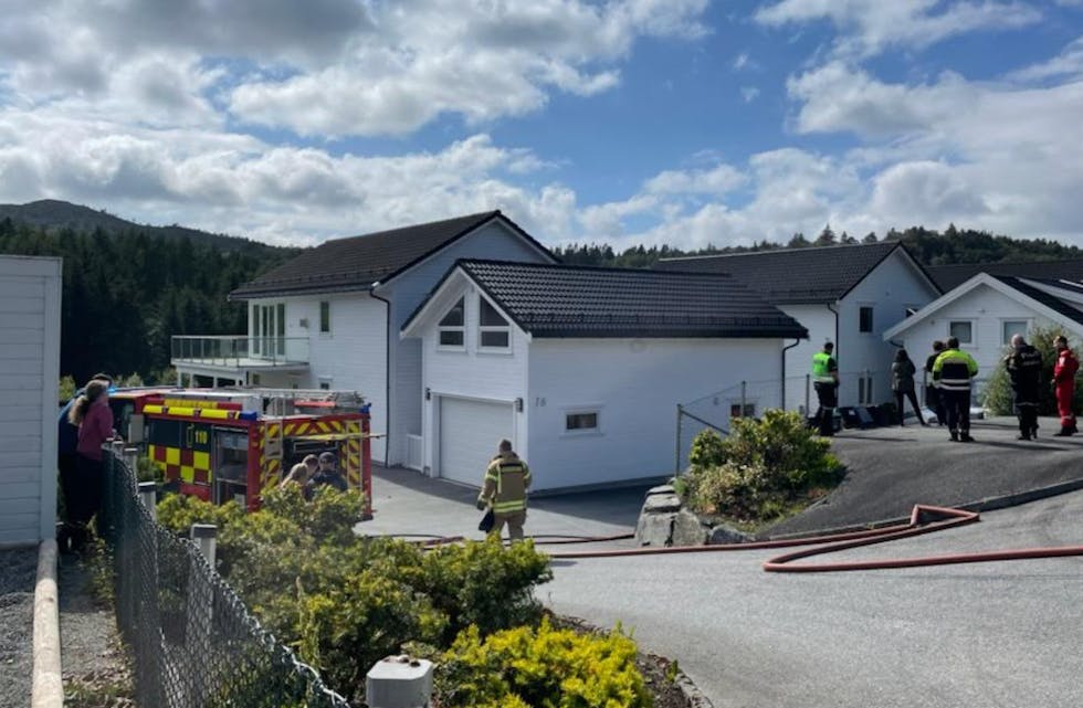 Brannmannskap fikk raskt kontroll over en brann i en garasje på Eikelunden. Foto: Gro Lothe