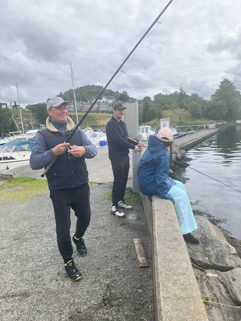 Pjotr, Maria og Bogdan, opprinneleg frå Polen, hadde høyrt om eit hol i regnet denne ettermiddagen og ville forsøke fiskelukka i Førresfjorden.