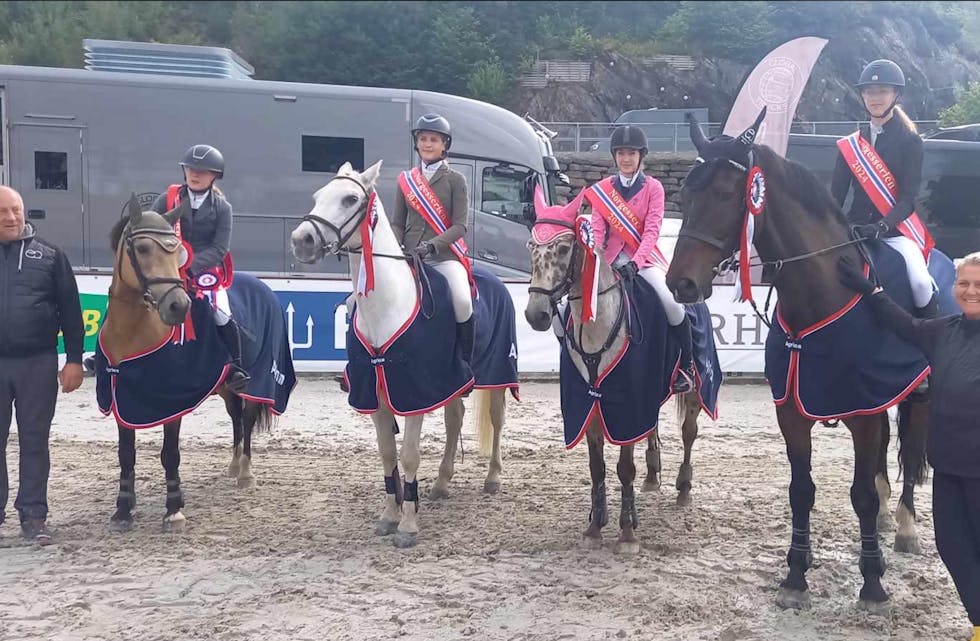 F.v. lagleder Trond Severinsen, Ida Maria Ørnes/ Apple Candy, Thea Amdal Kvalvågnes/ Josephine's Pride, Sofie Eriksen Lier/ Thats Spot On, Victoria Reine Severinsen/ Jivaro van het Leliehof og trener Vibeke Handå.