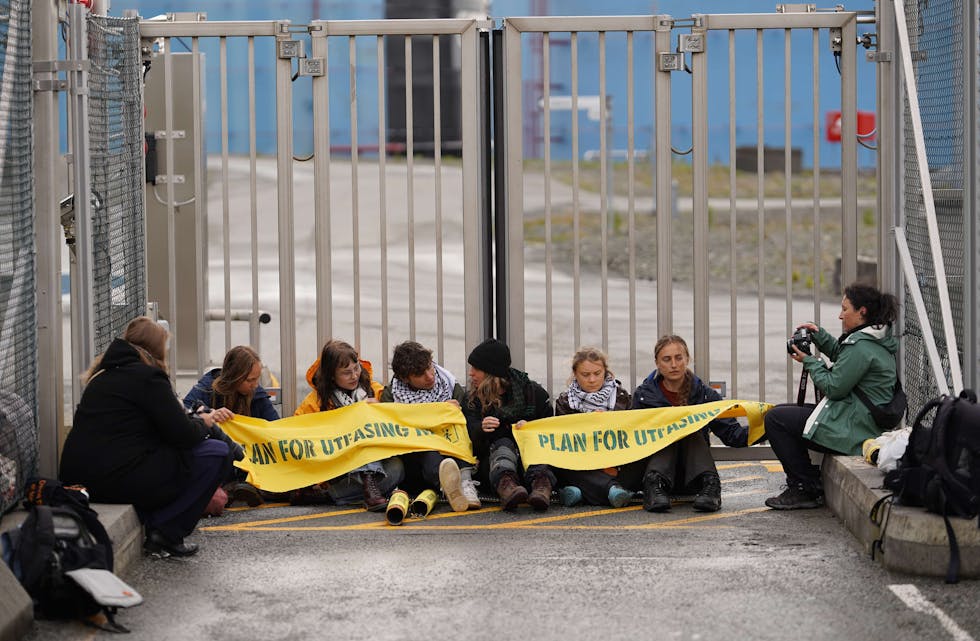 Klimaaktivister fra Extinction Rebellion (XR) blokkerer veiene inn til energimessen ONS på Tjensvoll i Stavanger. Lørdag var de i Tysvær. Foto: Kristian Jørgensen