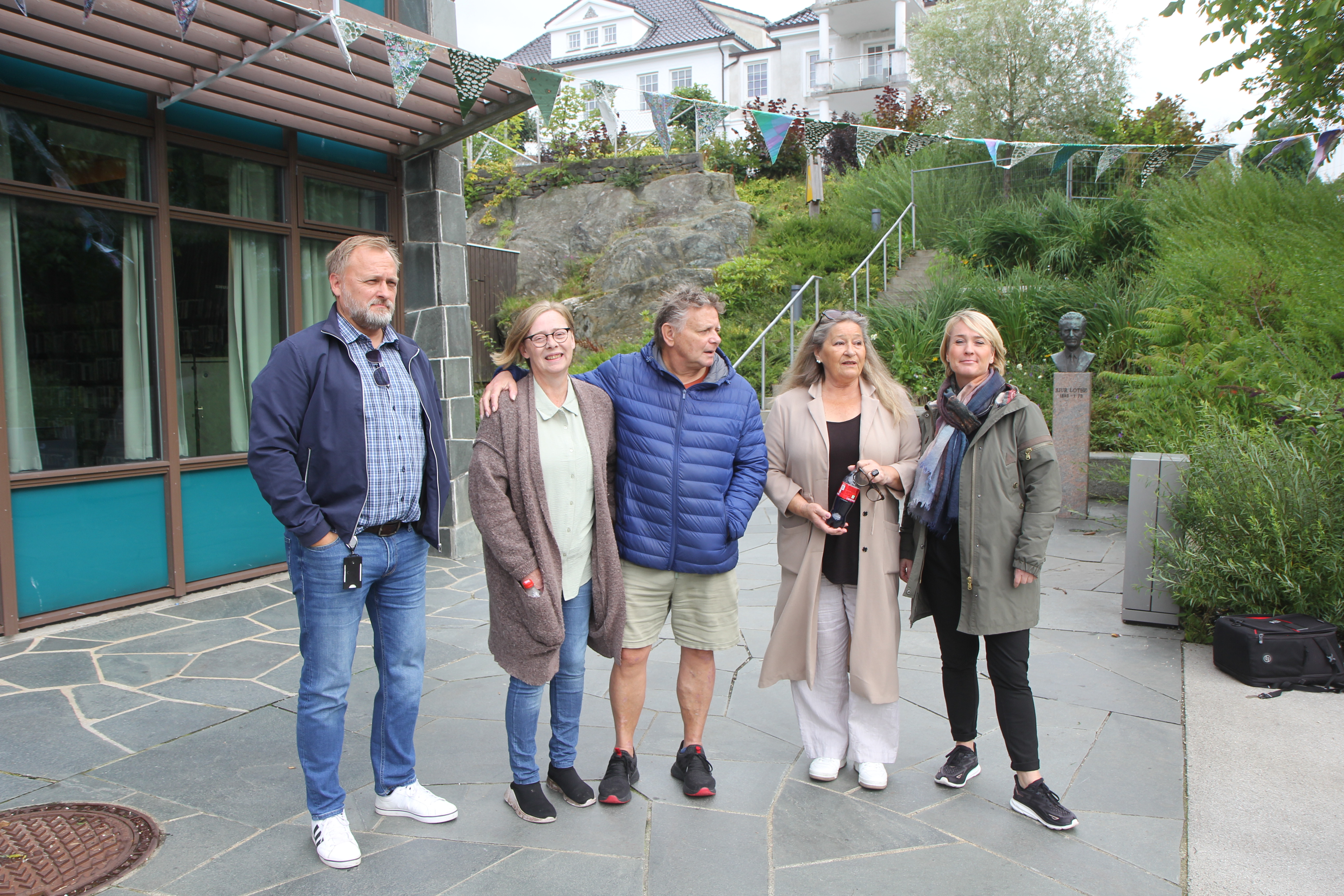Rog Torring, Inger Liknes, Jostein Jensen, Siri Nærum Lundberg, og Johanna Stueland Bjørkavåg var samlet for å markere overdosedagen ved Haugesund Bibliotekspark.  
