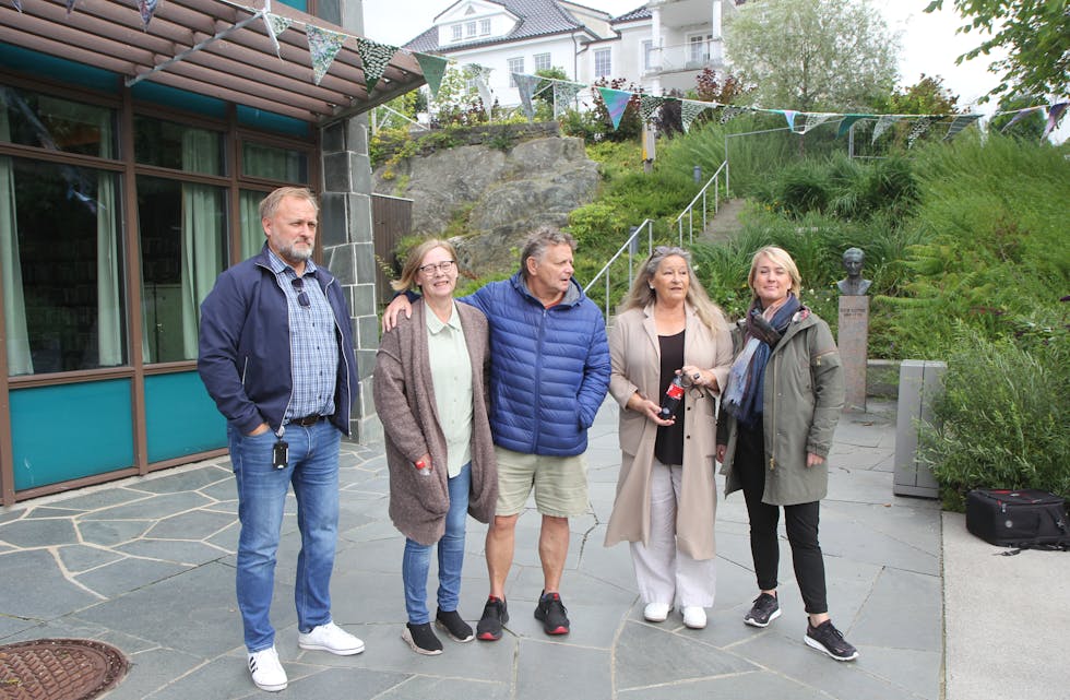 Rog Torring, Inger Liknes, Jostein Jensen, Siri Nærum Lundberg, og Johanna Stueland Bjørkavåg var samlet for å markere overdosedagen ved Haugesund Bibliotekspark.