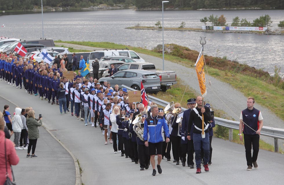 Atle Totland i blått fikk gå første i toget med alle deltakerne under årets Nordisk i padling. Foto: Alf-Einar Kvalavåg