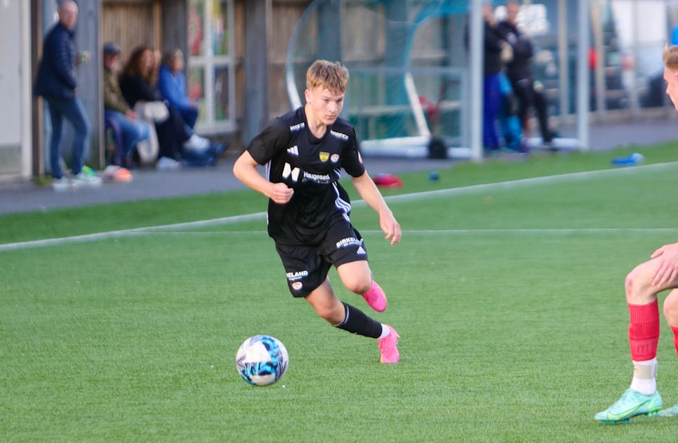 Birger Strand Sandsgård i duell med Mats Marvik i kampen som endte med 1-2-tap for Ølen. Foto: Alf-Einar Kvalavåg