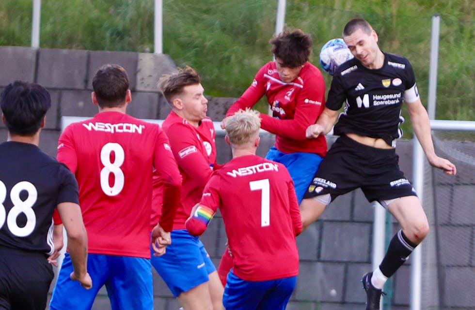 Det var kø for å score i fjor. Nå venter naboduellen i Grinde allerede på mandag. Arkivfoto: Alf-Einar Kvalavåg