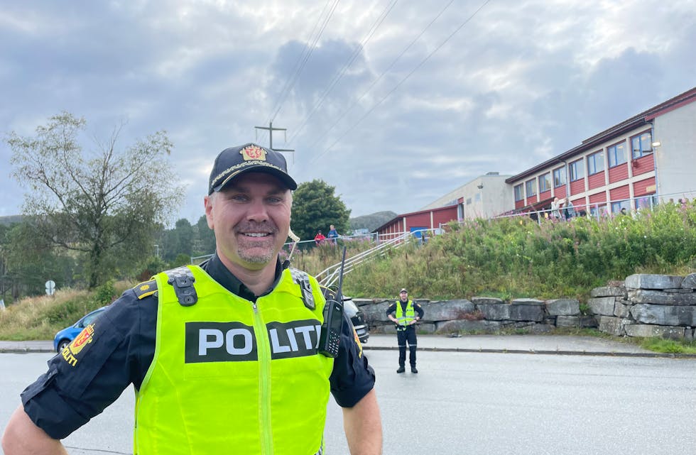 Frode Fidjeland og Mathias Skaatan passer på at folk følger trafikkreglene.