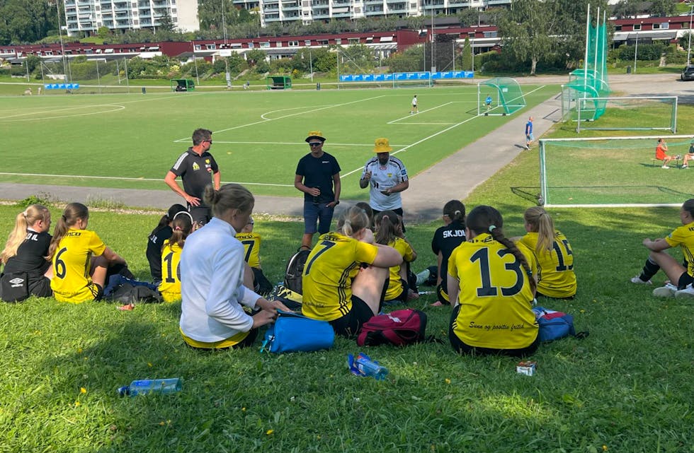 Oppladning og peptalk i skyggen på Rustad. Foto: John Inge Ulvøy