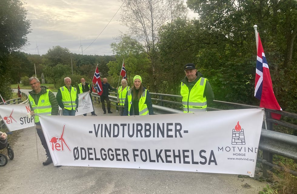 I dag gjennomfører medlemmer av Motvind Norge en koordinert aksjon der de stenger innganger til flere vindkraftverk utvalgte steder i hele Norge. Her fra markeringen i søre-tysvær i dag. Foto: Motvind Norge