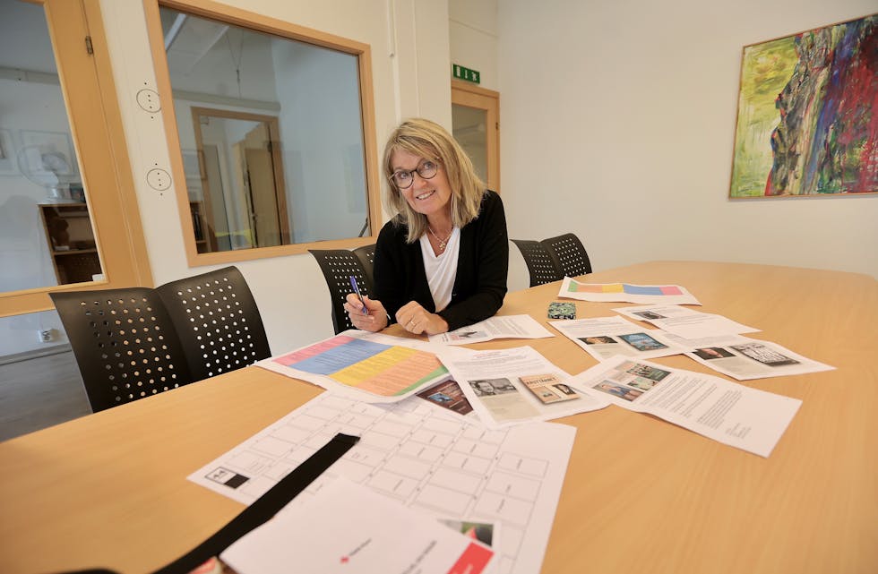 Marit Lothe går gjennom bunka med papir. Nå er heile programmet for årets bLEST i november på plass. Der finn me namn som Fredrik Græsvik, Petter Bøckmann og Trude Teige.