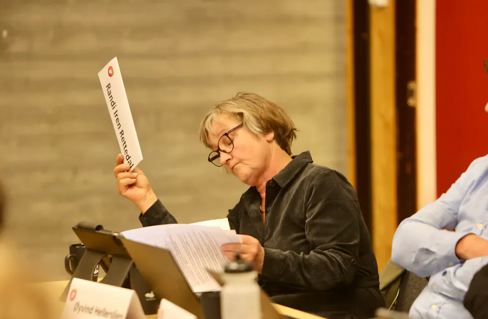 Randi Rettedal tok ordet og snakket varmt for komme i gang med utbedringene av terapibassenget i Tysværtunet. Foto: Alf-Einar Kvalavåg