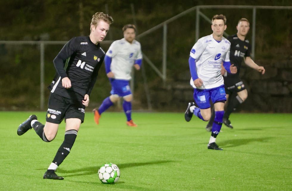 Morten Frøyland på vei mot mål og det resulterte i dagens mål med en suser helt oppe i krysset. Foto: Alf-Einar Kvalavåg
