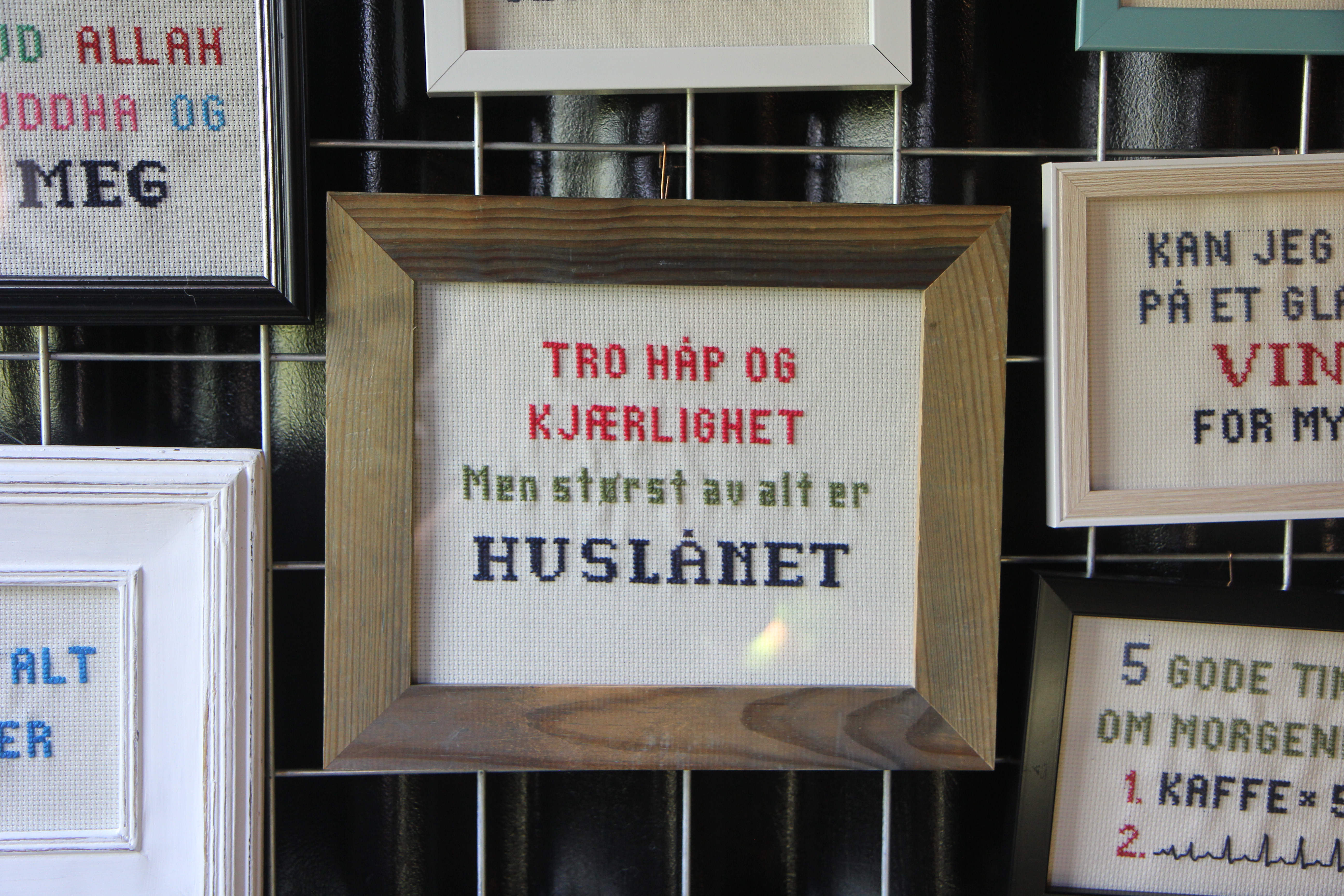 Så blir de stående, disse tre. Men størst av dem er huslånet.