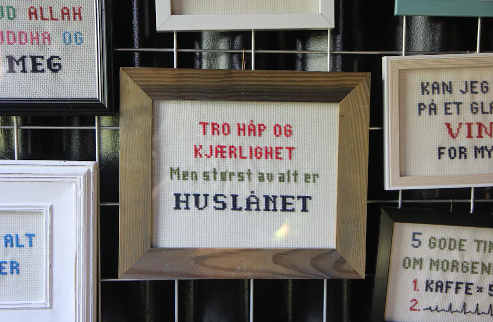 Så blir de stående, disse tre. Men størst av dem er huslånet.
