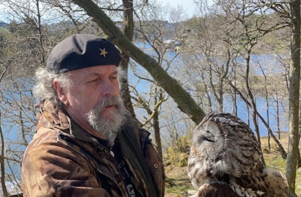 Jarl Skrunes har et nært forhold til fugler. Her med en kattugle sittende på armen.