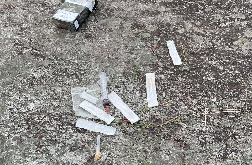 Dette er ikke bra. Folk fra kommunen er nå på vei for å rydde opp ved gapahuken ved Bongsatjørna. Foto: Bygdeblad-tipser