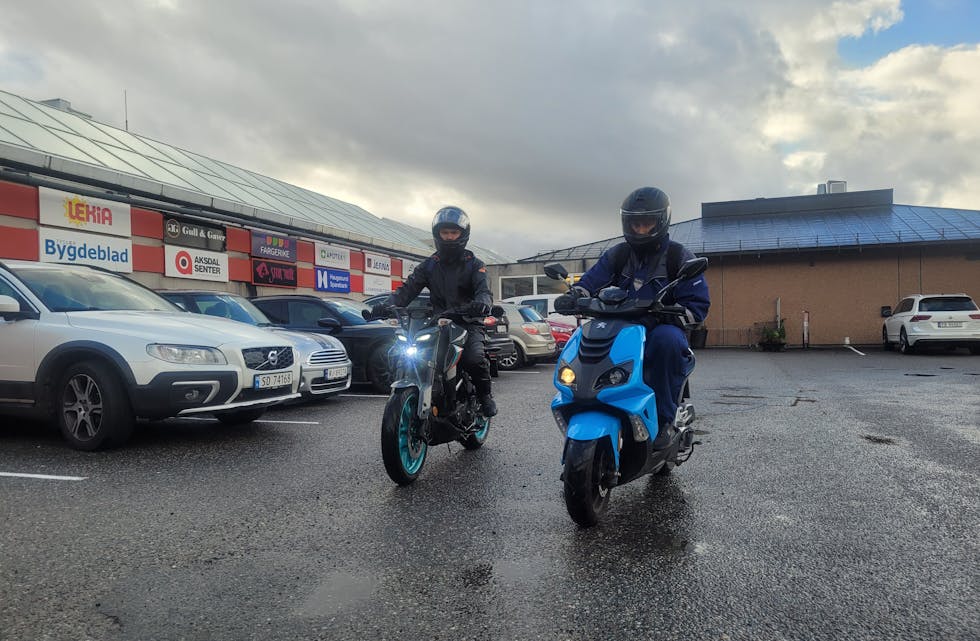 Desse to karane meinte det var viktig at me skreiv om MC-ulukker og stilte gjerne opp slik at me fekk eit illustrasjonsbilete. Dei er to av svært mange på MC langs vegane nå i haustmørket.