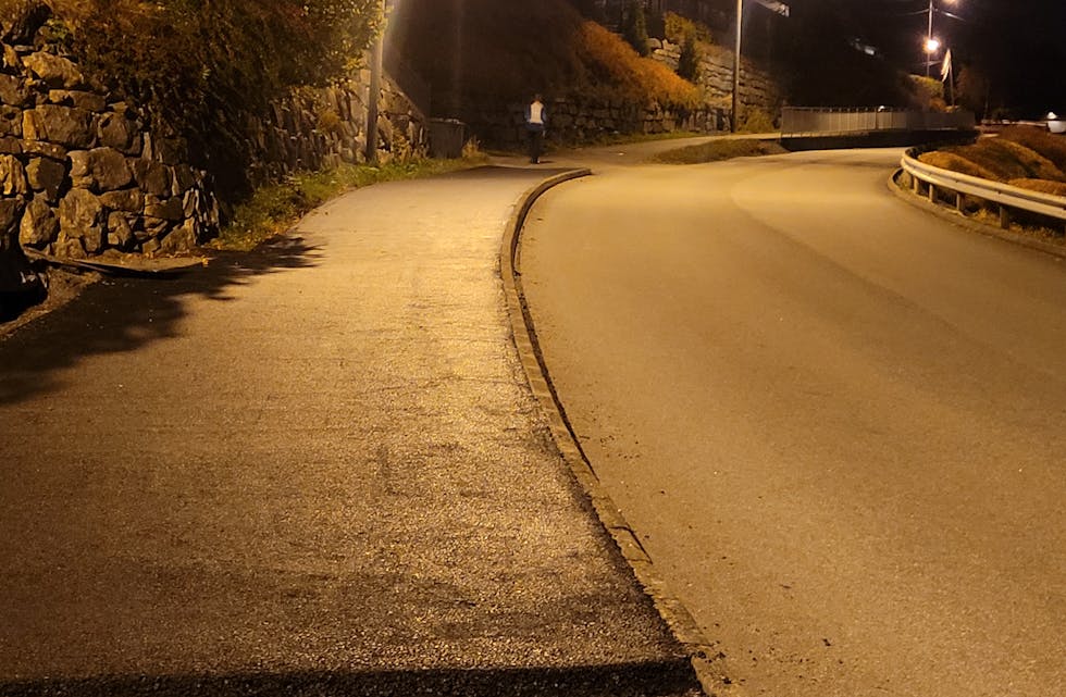 Kantsteinene er på plass og sikret. asfaltarbeidet er godt i gang og en trafikkfelle kan strykes av jobblisten for denne gang. Foto: Alf-Einar Kvalavåg