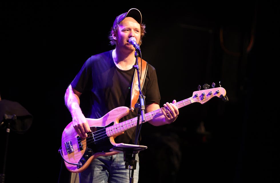 Kjetil Østebøvik og bassen er klar for lunsjkonsert 7. november. Det minker alvorlig på billettene. Foto: Alf-Einar Kvalavåg