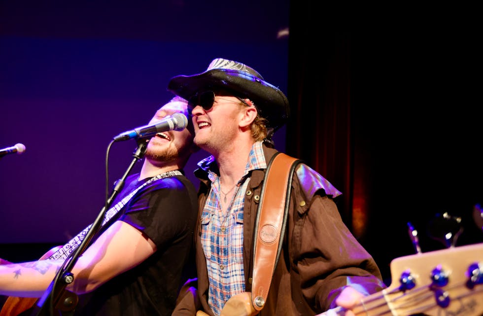 Kjetil Østebøvik fra Kvednabekkjers hadde med seg kjente og kjære solbriller, kappe og caps. Han serverte Kvedna pop av beste merke sammen med blant annet broder Øyvind. Foto: Alf-Einar Kvalavåg