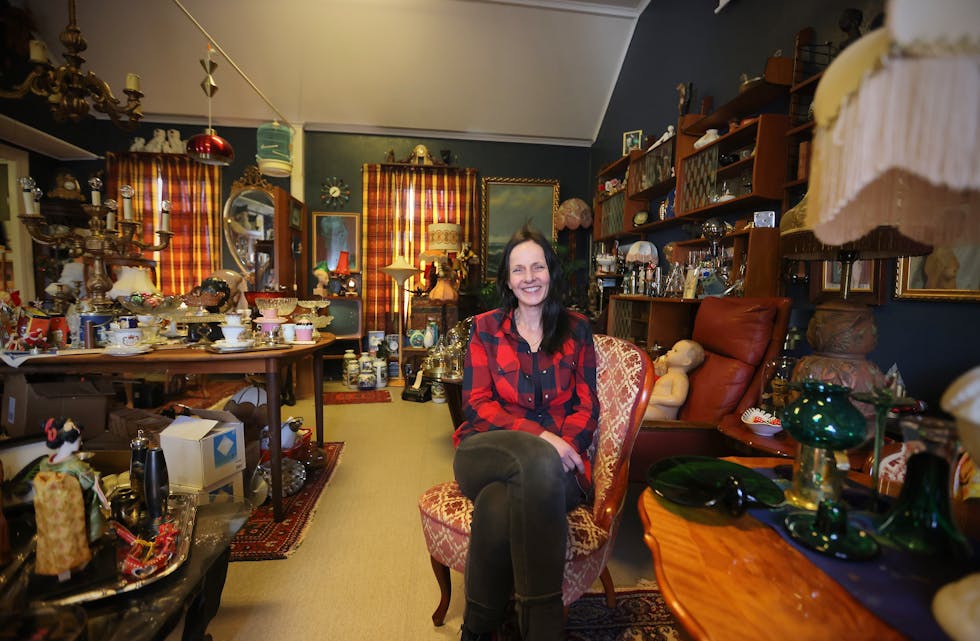 Trine Bertelsen sit og fortel om ei samling av antikke saker frå fjern og nær. I november blir det pop-up butikk i Stegaberg bedehus.
Foto: Alf-Einar Kvalavåg