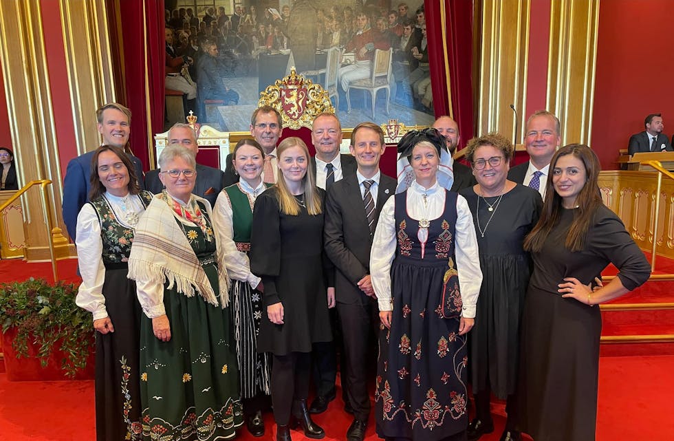 Høytidelig åpning av Stortinget. Her er hele Rogalandsbenken samlet mens de ventet på Kongen.
Sveinung Stensland, Tove Elise Madland, Terje Halleland, Tor Inge Eidesen, Aleksander Stokkebø, Margret Hagerup, Roy Steffensen, Torstein Tvedt Solberg, Hadia Tajik, Lisa Marie Ness Klungland, Olaug Vervik Bollestad, Mímir Kristjánsson, Tina Bru og Ingrid Fiskaa.
Foto: Stortinget