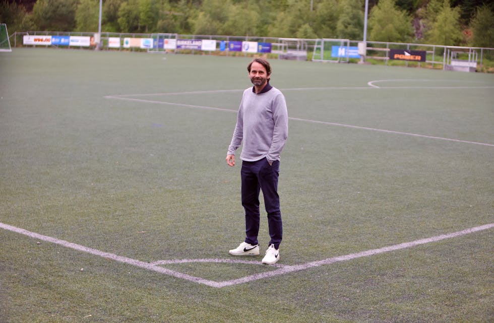 Geir Stakkestad har god kontroll over banane i Tysvær. Nyleg har han skifta ut dekket i tre ballbingar, og her på «gamlå», den første kunstgrasbanen i Tysvær på Frakkagjerd.