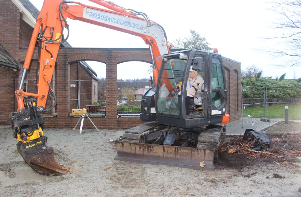 Ordførar Monika Lindanger styrte spakane med stor sjølvsikkerheit og tok det første «spadestikket» til det nye kyrkjekjøkkenet som skal byggast her. Foto: Marit Tvedt