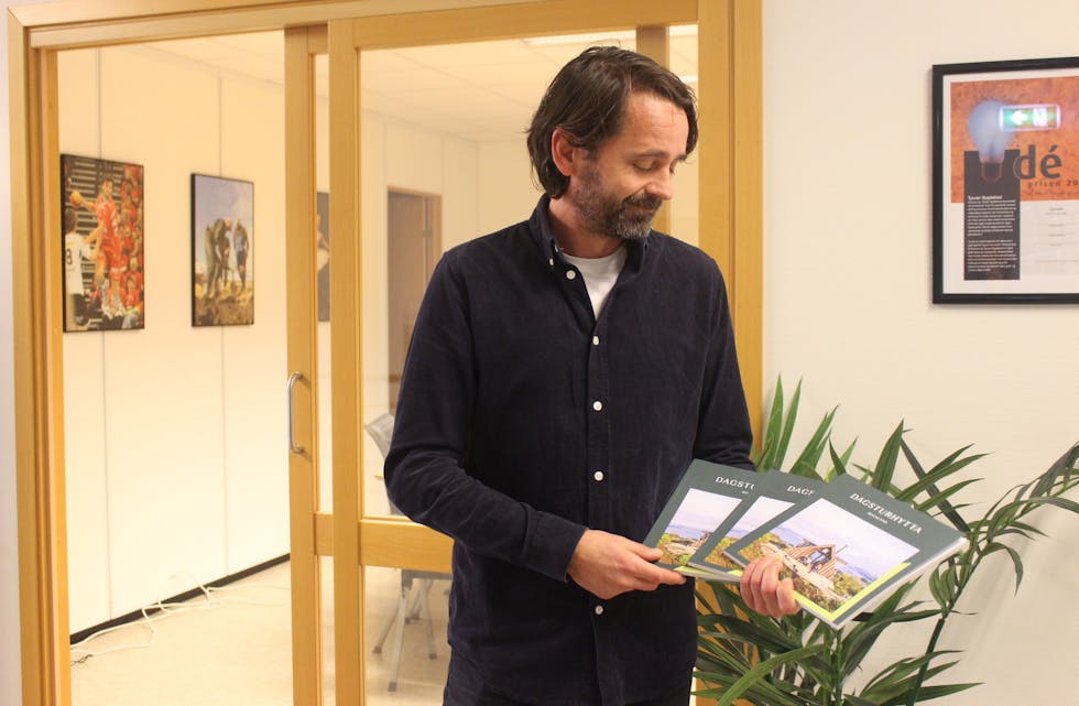 Geir Stakkestad fra Tysvær kommune deler gjerne ut dagsturhytteboka til alle interesserte.