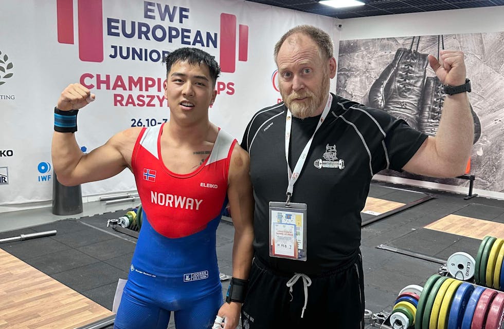 Stefan Rønnevik og traner Dag Rønnevik under EM i junior Vektløfttning.