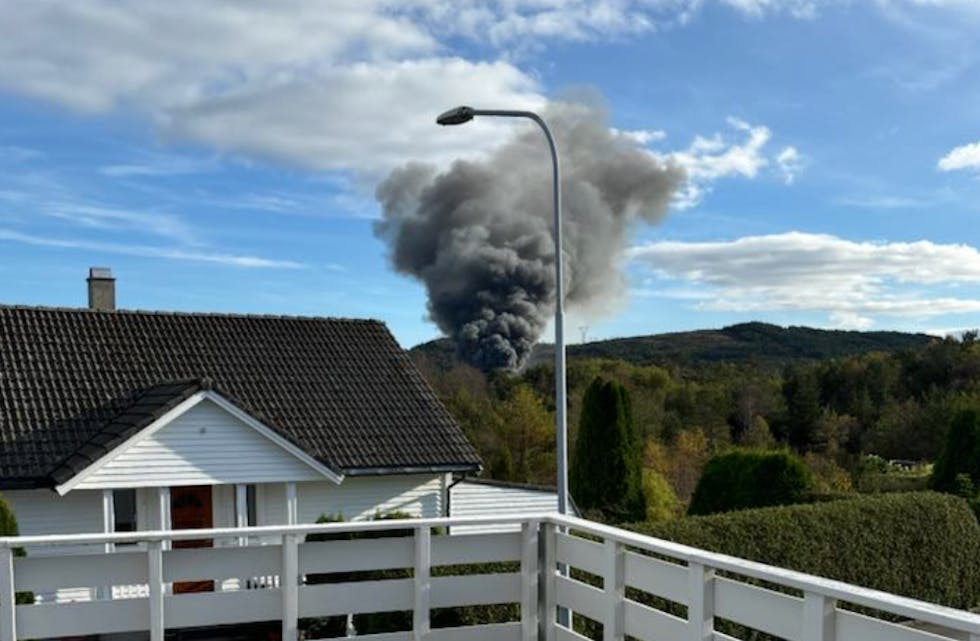 Kraftig røyk fra brannen kunne sjåast over heile Tysvær. Foto: TB-tipser