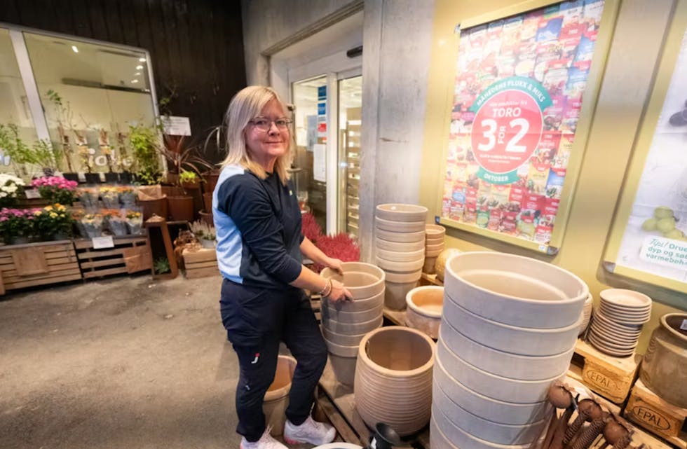 Audhild Lindanger ved Joker Vats oppmodar dei som forsynte seg av varer for tusenvis av kroner utan å betale om å gjere opp for seg. Om ikkje melder ho tjuveriet til politiet. FOTO: TORSTEIN TYSVÆR NYMOEN