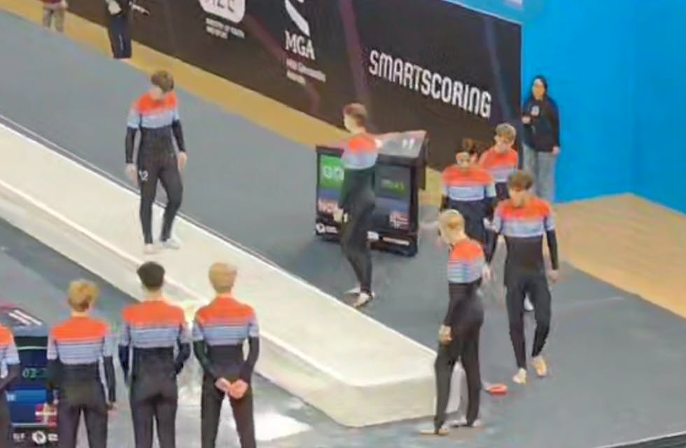 Den norske troppen på vei inn i hallen. Foto: Privat