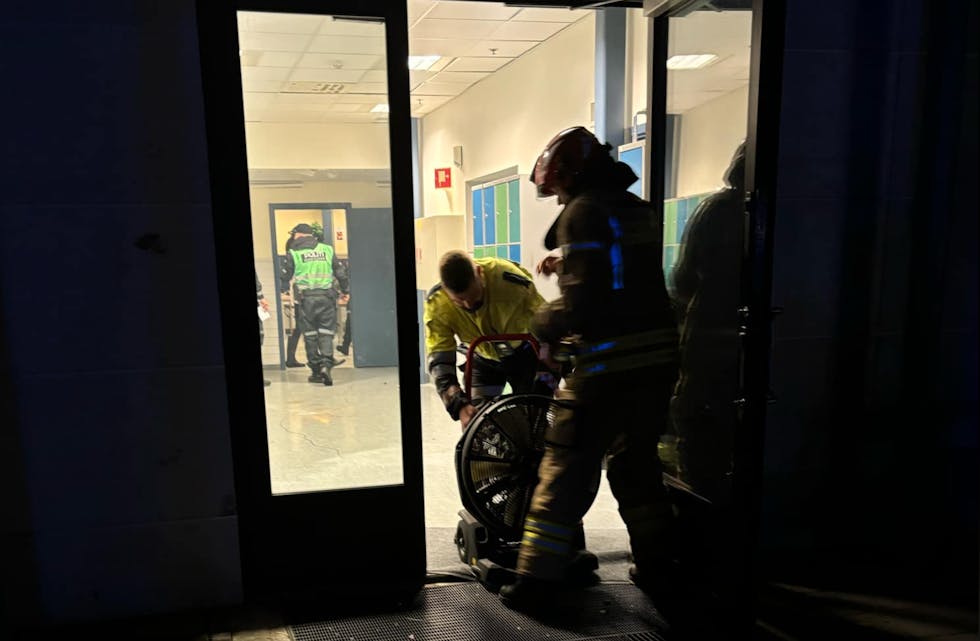 Brannmannskap og politiet har tatt seg inn i bygningen.