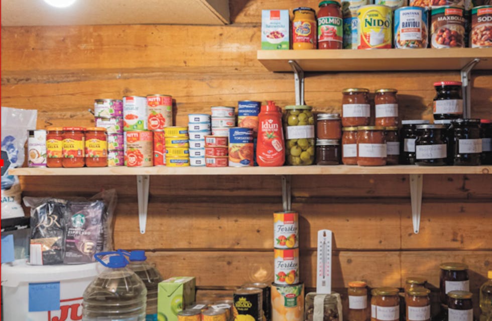 Påleggshermetikk, syltetøy, middagshermetikk og vatn kan stå lagra i boden i årevis.