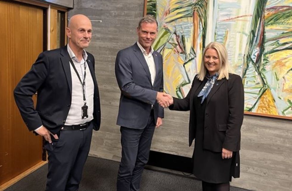 F.v.: Rådmann Sigurd Eikje i Tysvær kommune, direktør Are Westbye i Veidekke Bygg Vest og ordfører Monika Lindanger i Tysvær kommune.