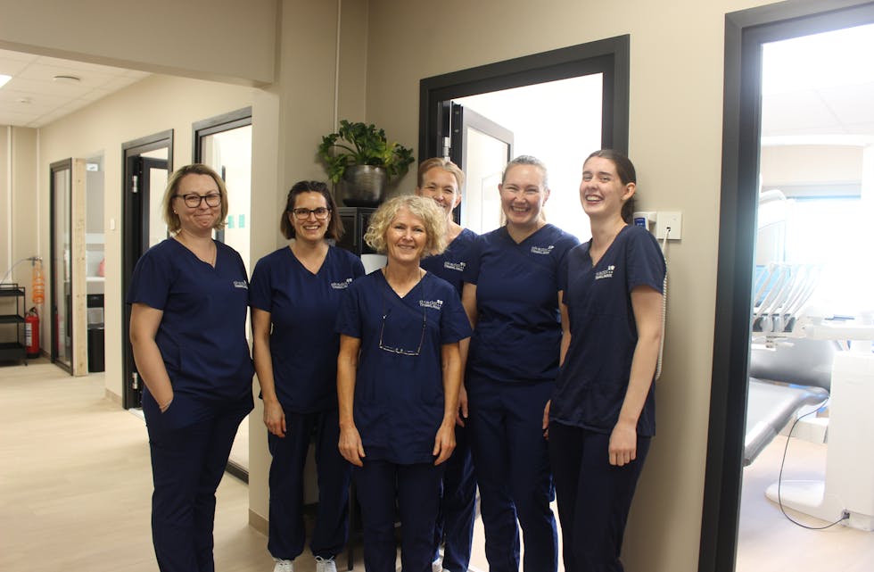 Tannlegane Camilla Mæland, Ingjerd Myklebust og Malin Haraldseid (bak)gjer seg klar til å ta imot nye pasientar. Til å hjelpe seg har dei Ina Moraru, Hildegunn Husebø og Hilde Lundal.