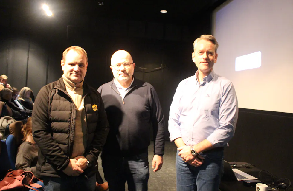 Representantar frå Garpestad og Bertelsen Kenneth Eie Pettersen og Jan Øyvind Jørgensen. Heilt til høgre Tor Inge Gran frå Pelago.