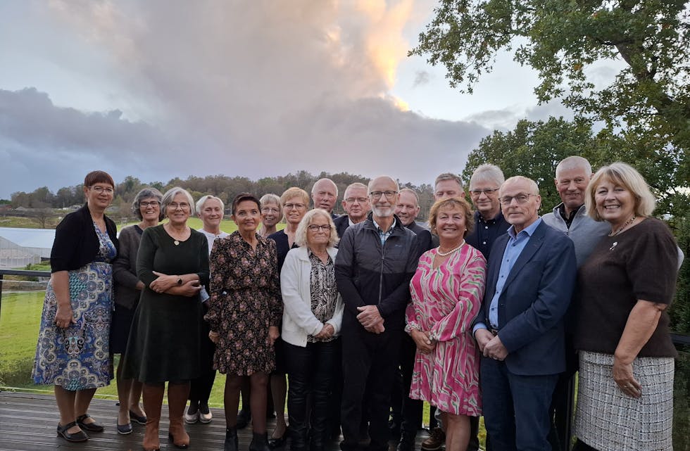50 år sidan dei flakka rundt i Tysvær som ungdomsskulelevar. Desse var på treffet for kort tid sidan: Frå høgre: Rigmor Susort Bjelland, Jostein Askeland, Dagfinn Skogøy, Harald Askeland,
Hanne Kirsti (Eikeskog) Apeland, Tormod G. Førland (bak HK), Ingvald Olai Heskja (bak), John Eikje, Rolf Odland (bak), Eva Wenche Lundervold, Arvid Førland (bak), Liv Jorunn (Heskja) Sandvik, Astri (Haukås) Ødegård, Anne Karin Falkeid, Magny Karin (Bjørkelund) Kallevik, Bjørg Synnøve Susort Brekke, Kari (Madsen) Espeset (lærar) og Åse-Berit Apeland Rolland