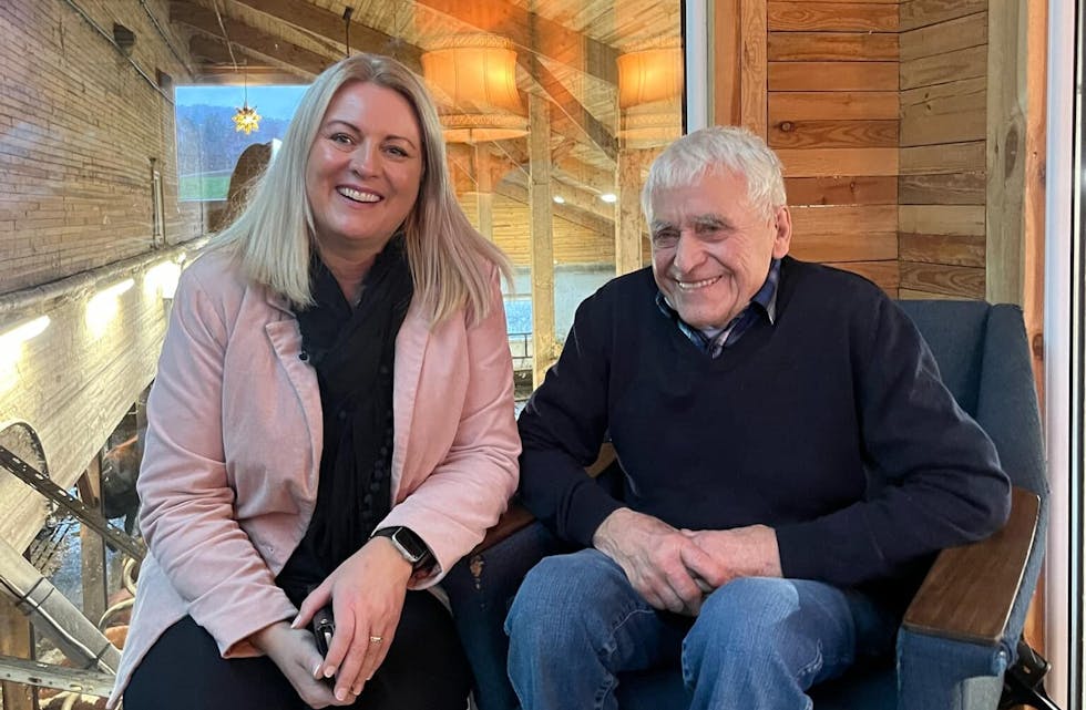 Ordførar Monika Lindanger og Einar Høyvik hadde mykje å snakke om. Foto: Privat