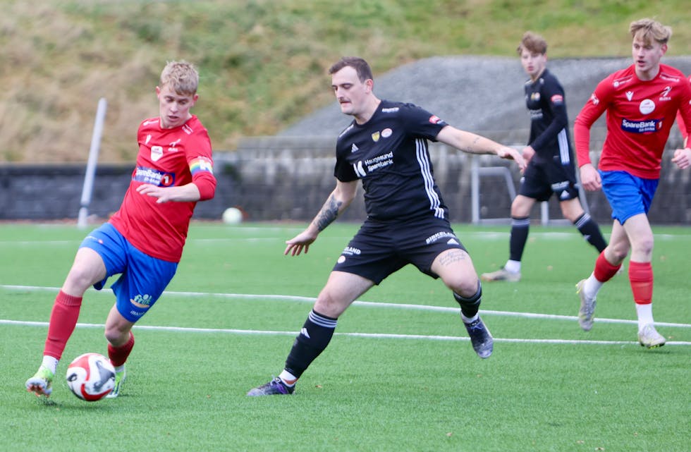 Torbjørn Hjelmtveit og Petter Haraldseid hadde mange dueller i 1. omgang. Foto: Alf-Einar Kvalavåg