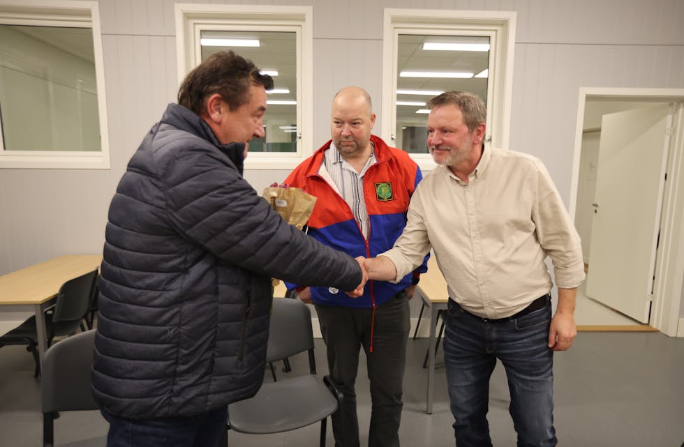 Thor Magne Gunderstad fekk DFS sitt heidersteikn av Simon G. Simonsen under årsmøtet i skyttarlaget. Frode Yrke hadde med blomar frå klubben.