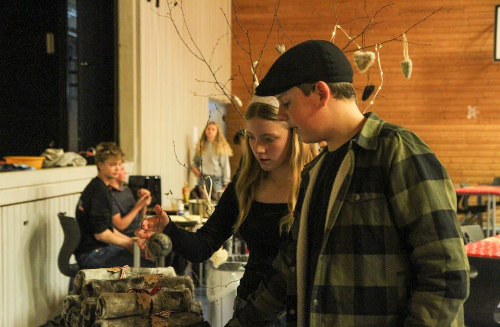 Mats og Natalie ser på julepynt