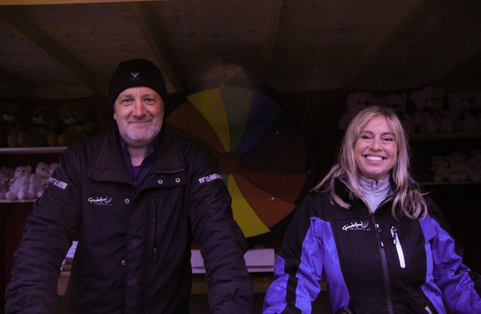Veronika Digernes og Kenneth Jensen, jobber på spreng for å gjøre klart til julemarked.
