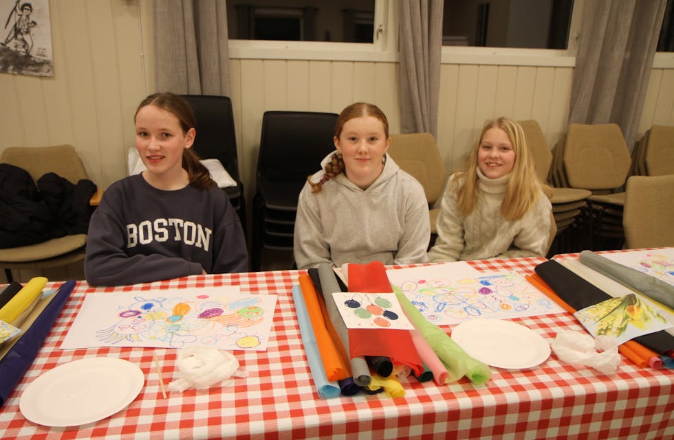Emilin Hersdal, Frida Ørke og Signhild Ørke Nes gleder seg til å teste ut silkepapir kollasjer.