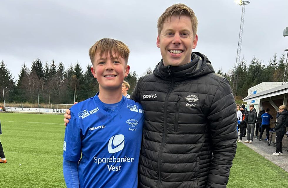 En fornøyd A-lags trener Daniel Mikkelsen her, sammen med Trym Elias Waage.