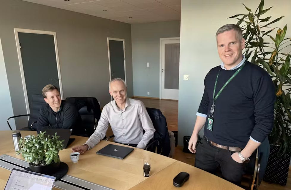 Mats Jønland, prosjektutvikleiar, Stig Svalheim, leiar for vindkraft i Eviny og Arne Andreas Riisnes, konserndirektør for ny energi presentere Eviny sin planar for vindkraft i Vindadford måndag. FOTO: TORSTEIN TYSVÆR NYMOEN